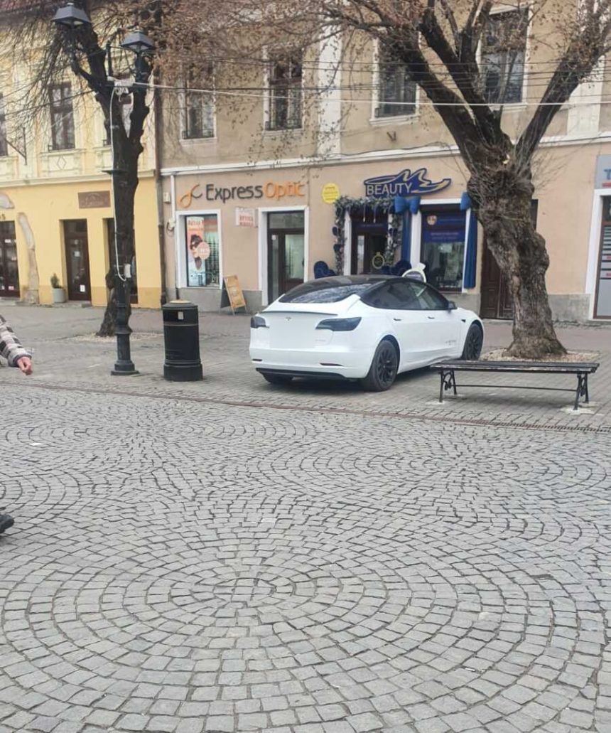 FOTO Cu Mustang si Tesla pe pietonal Smecherii care si au parcat masinile in zona pietonala au fost sanctionati de Politia Locala