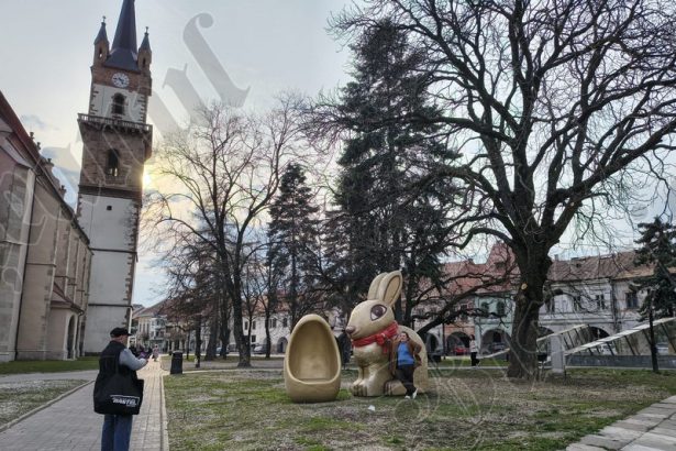 FOTO Decorarile de Paste din centrul Bistritei sunt inchiriate din Oradea pentru suma de 130000 lei