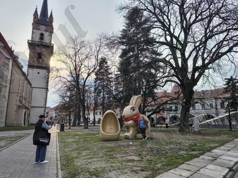 FOTO Decorarile de Paste din centrul Bistritei sunt inchiriate din Oradea pentru suma de 130000 lei