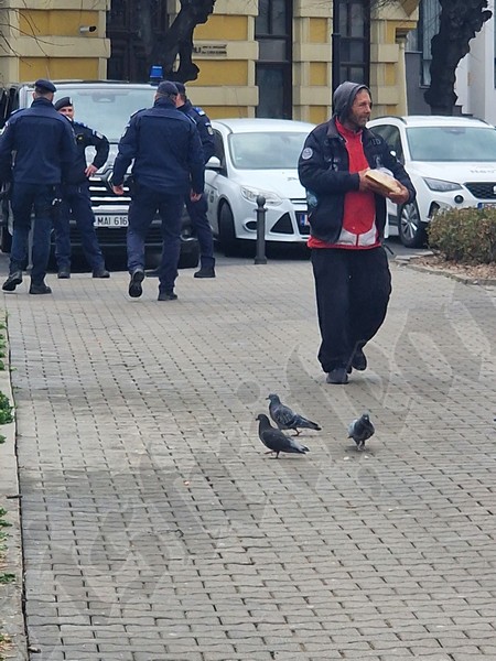 FOTO Lau impiedicat sa cersesca Jandarmii lau dus deoparte si i au oferit o paine