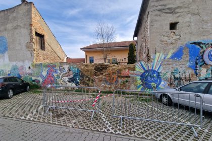 FOTO Locuri de parcare occupate pe strada Lupeni din cauza unui zid care se prabuseste
