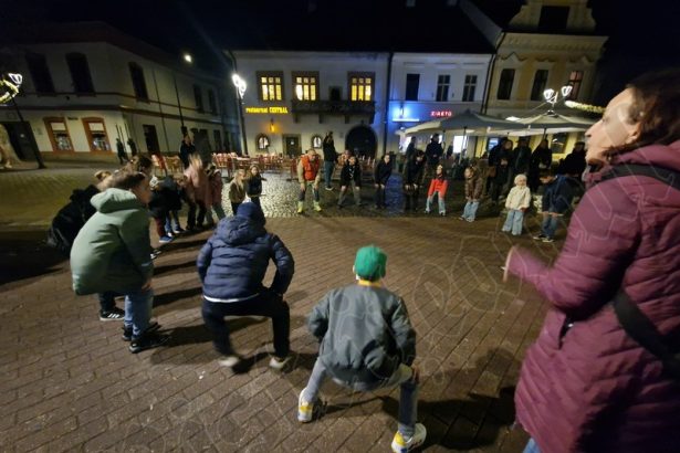 FOTO VIDEO Zeci de copii au cantat in ploaie in intuneric pentru a celebra Ora Pamantului