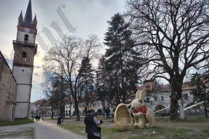 Ritualul de dimineata intampinam Pastele cu decoratiuni noi si optimiste in centrul Bistritei