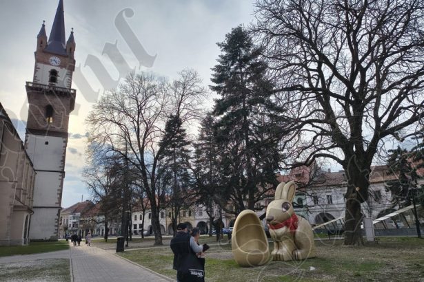 Ritualul de dimineata intampinam Pastele cu decoratiuni noi si optimiste in centrul Bistritei