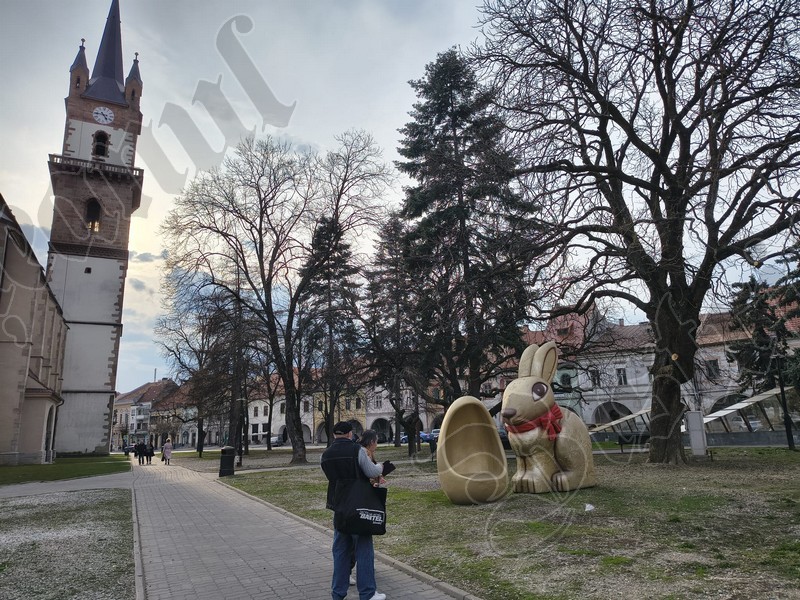 Ritualul de dimineata intampinam Pastele cu decoratiuni noi si optimiste in centrul Bistritei