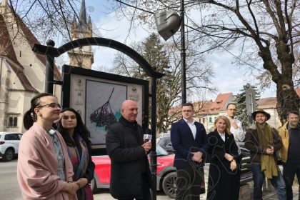 arta pe drumul spre casa artistii din bistrita isi expun lucrarile in statiile de autobuz un oras mai vibrant si atractiv