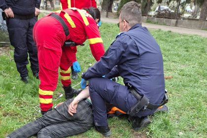 Alerte pe Dragos Voda in Bistrita Doi barbati posibili consumatori de droguri gasiti in coma pe strada de jandarmi