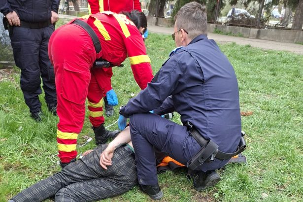 Alerte pe Dragos Voda in Bistrita Doi barbati posibili consumatori de droguri gasiti in coma pe strada de jandarmi