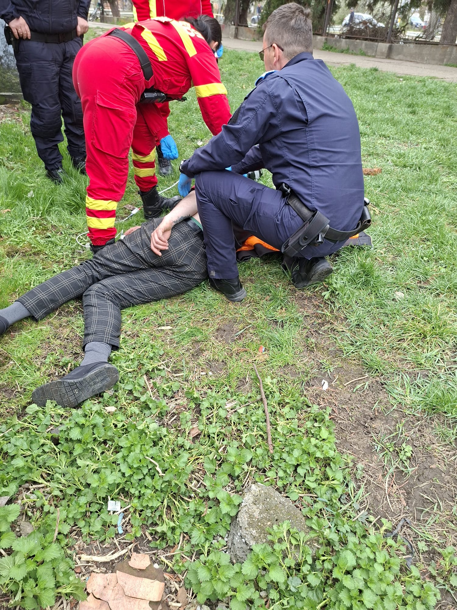 Alerte pe Dragos Voda in Bistrita Doi barbati posibili consumatori de droguri gasiti in coma pe strada de jandarmi
