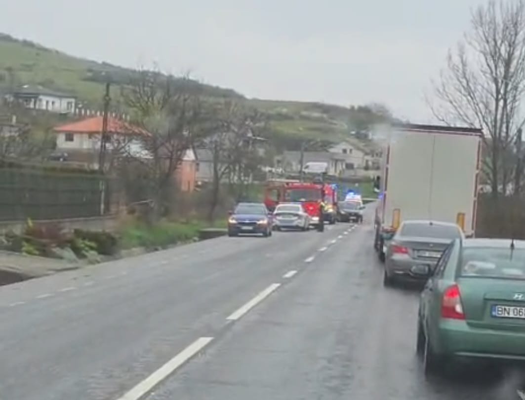 FOTO Accident la Crainimat cu 3 autoturisme implicate