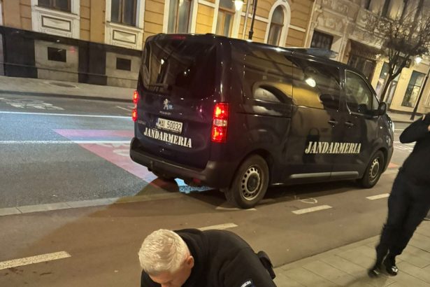 FOTO Barbat gasit inconstient de jandarmi transportat la spital