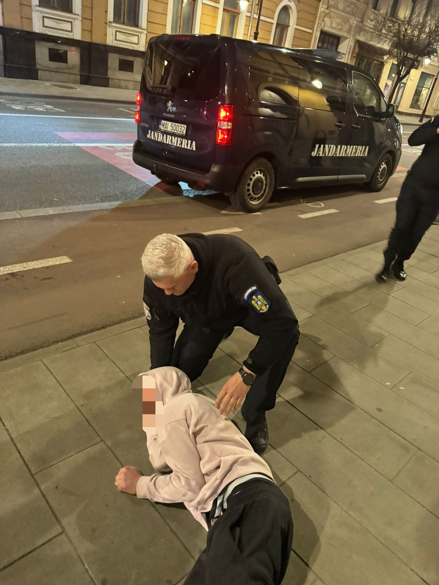 FOTO Barbat gasit inconstient de jandarmi transportat la spital