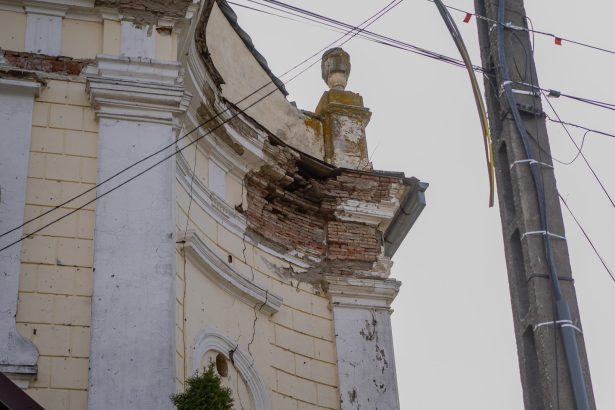 FOTO Comunitatea maghiara isi propune sa salveze Biserica Reformata din Sarata monument istoric construit in 1835