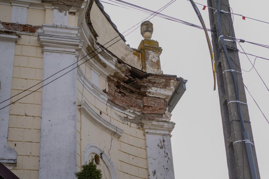 FOTO Comunitatea maghiara isi propune sa salveze Biserica Reformata din Sarata monument istoric construit in 1835