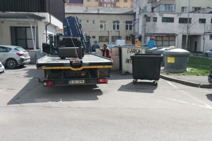 FOTO Curatenie de Paste la Supercom Se spala containerele pentru deseuri menajere din Bistrita