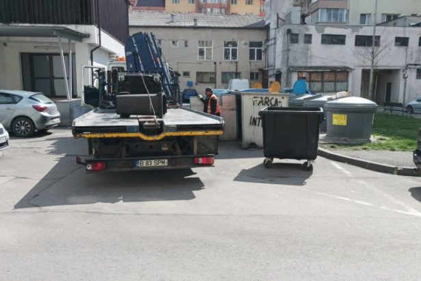 FOTO Curatenie de Paste la Supercom Se spala containerele pentru deseuri menajere din Bistrita