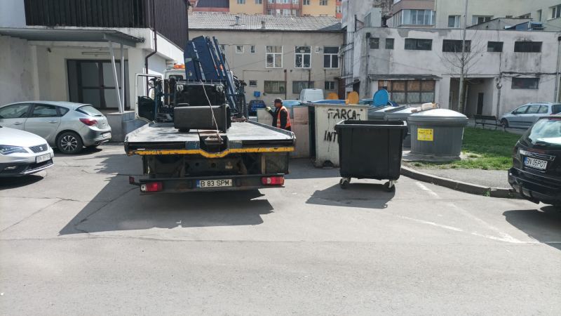 FOTO Curatenie de Paste la Supercom Se spala containerele pentru deseuri menajere din Bistrita