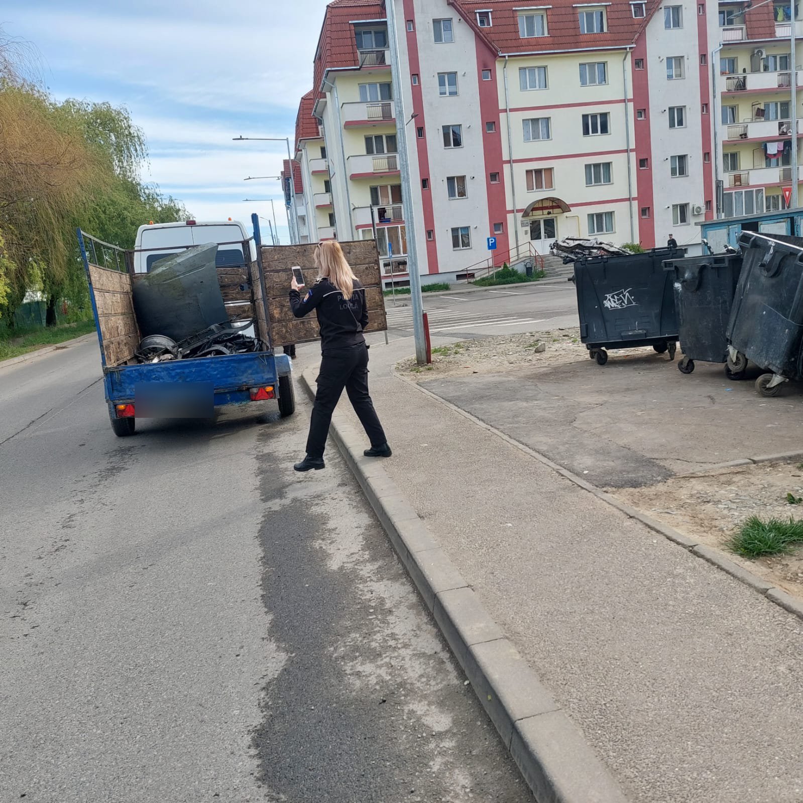 FOTO Mesajele voastre nu raman neobservate Cum au fost surprinse doua persoane din Salaj aruncand deseuri prin oras