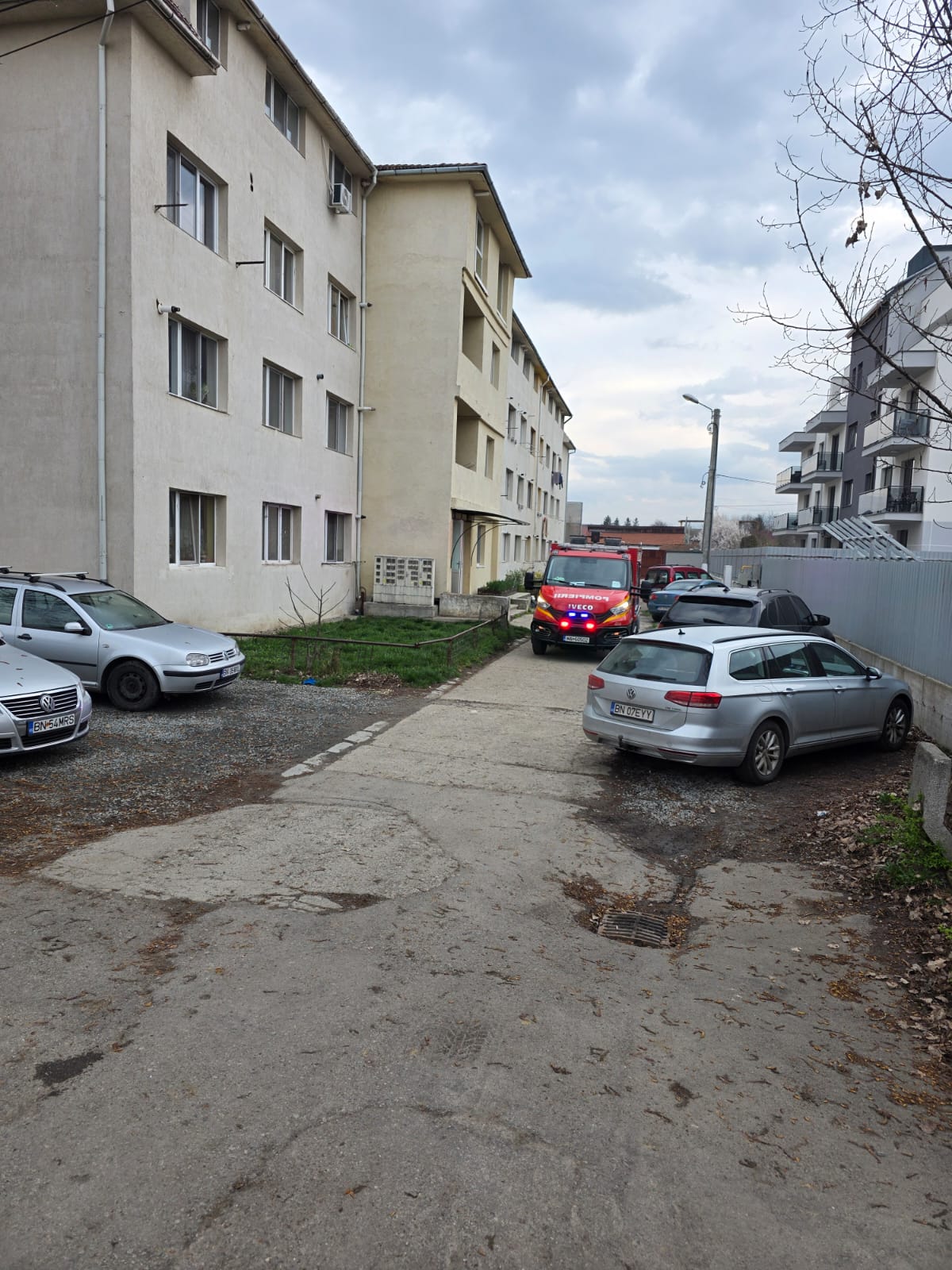 FOTO Panica intr un bloc din Bistrita din cauza unui scurtcircuit la o priza