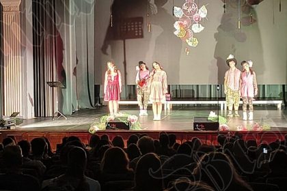 FOTOVIDEO liceenii de la trupa de teatru corint intr un spectacol dinamic cu replici amuzante si momente muzicale deosebite