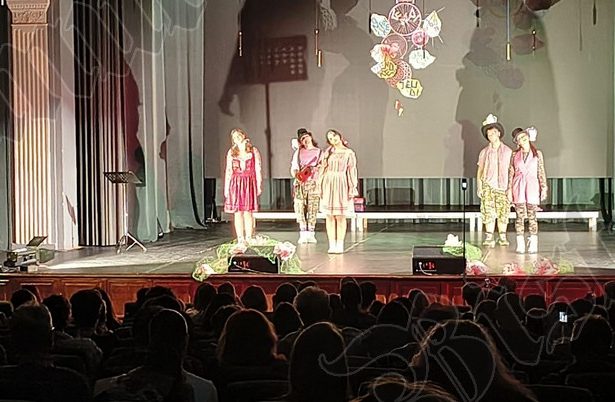 FOTOVIDEO liceenii de la trupa de teatru corint intr un spectacol dinamic cu replici amuzante si momente muzicale deosebite