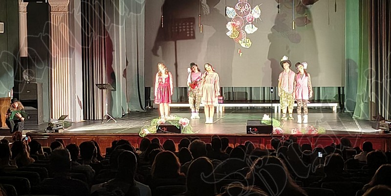 FOTOVIDEO liceenii de la trupa de teatru corint intr un spectacol dinamic cu replici amuzante si momente muzicale deosebite
