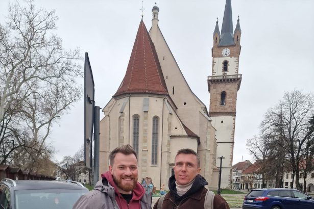 Max si Vadim tinerii ucraineni pasionati de muzica care v au incantat cu chitara si saxofonul Ne place Bistrita Vom mai reveni