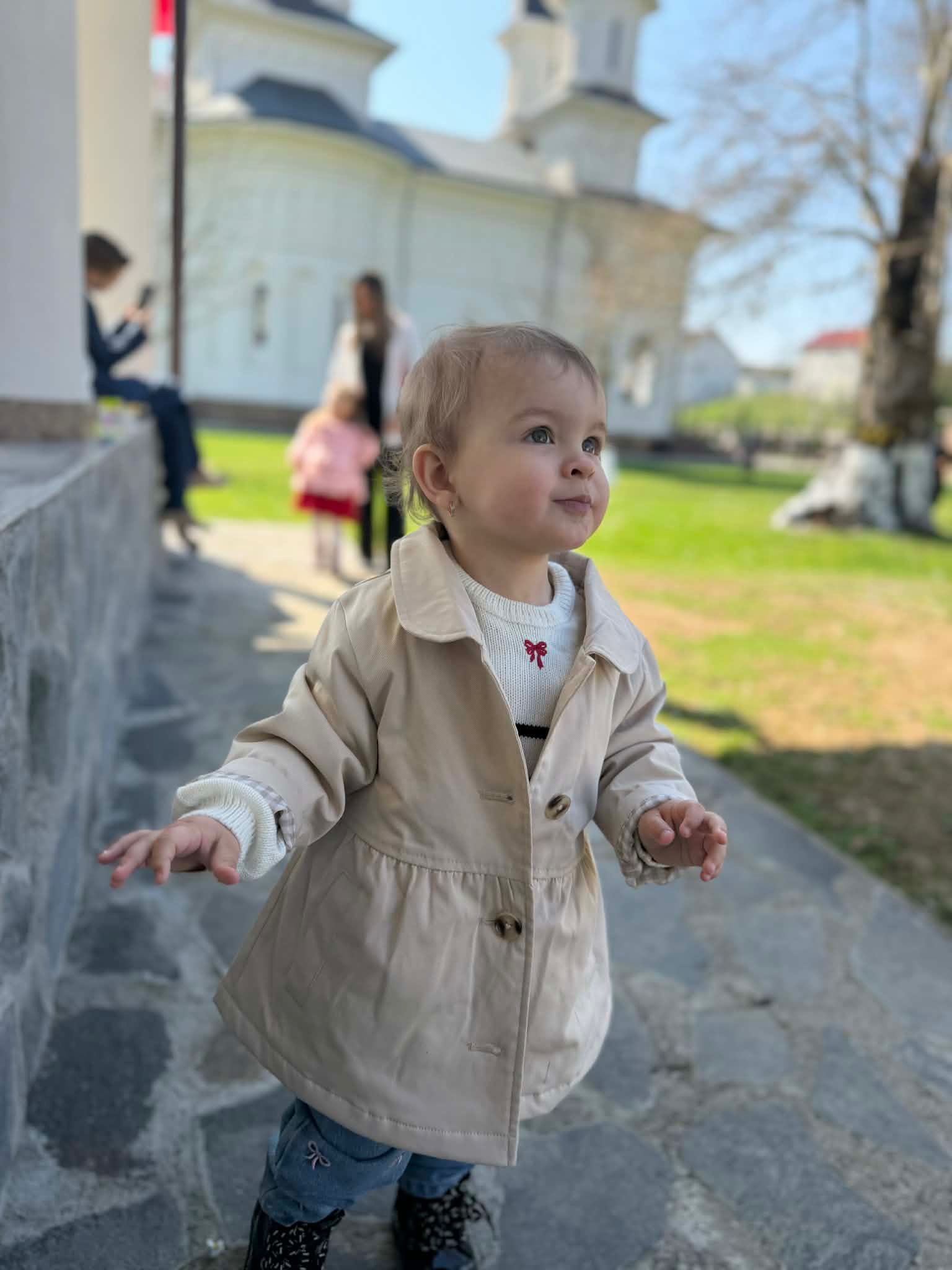 Renata o fetita de nici doi ani are nevoie de ajutorul nostru pentru a trai normal O putem ajuta sa si mentina inima batand asa cum trebuie