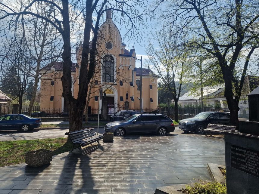 Tanar internat fortat aseara la psihiatrie dupa ce ar fi agresat bancile dintr un parc si a provocat un scandal