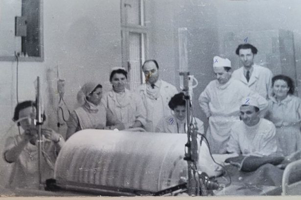 arhivele din bistrita au publicat o fotografie rara prof dr george uza din sangeorz alaturi de echipa care a realizat prima hemodializa din romania in 1959