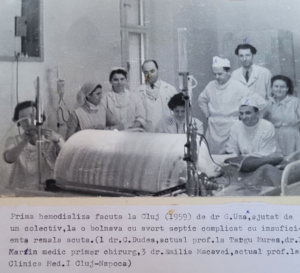 arhivele din bistrita au publicat o fotografie rara prof dr george uza din sangeorz alaturi de echipa care a realizat prima hemodializa din romania in 1959