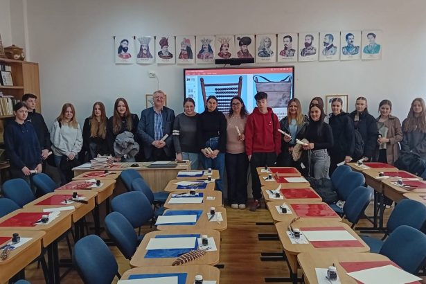 foto cand copiii nu ajung la muzeu muzeul vine la ei caravana muzeului national al carpatiilor rasariteni in scolile din beclean