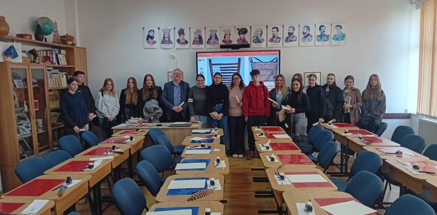 foto cand copiii nu ajung la muzeu muzeul vine la ei caravana muzeului national al carpatiilor rasariteni in scolile din beclean