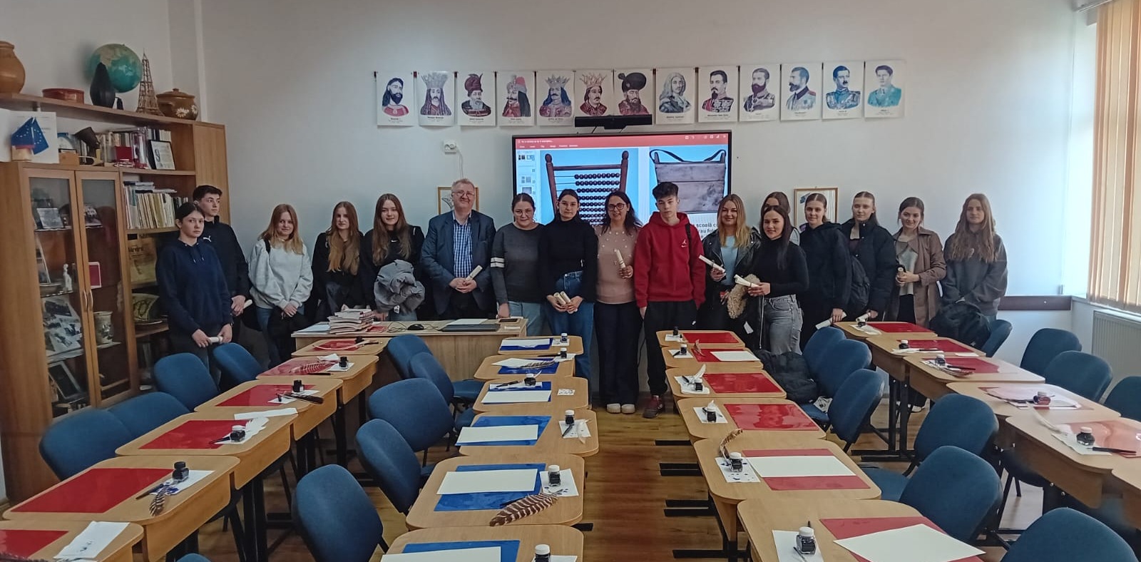 foto cand copiii nu ajung la muzeu muzeul vine la ei caravana muzeului national al carpatiilor rasariteni in scolile din beclean