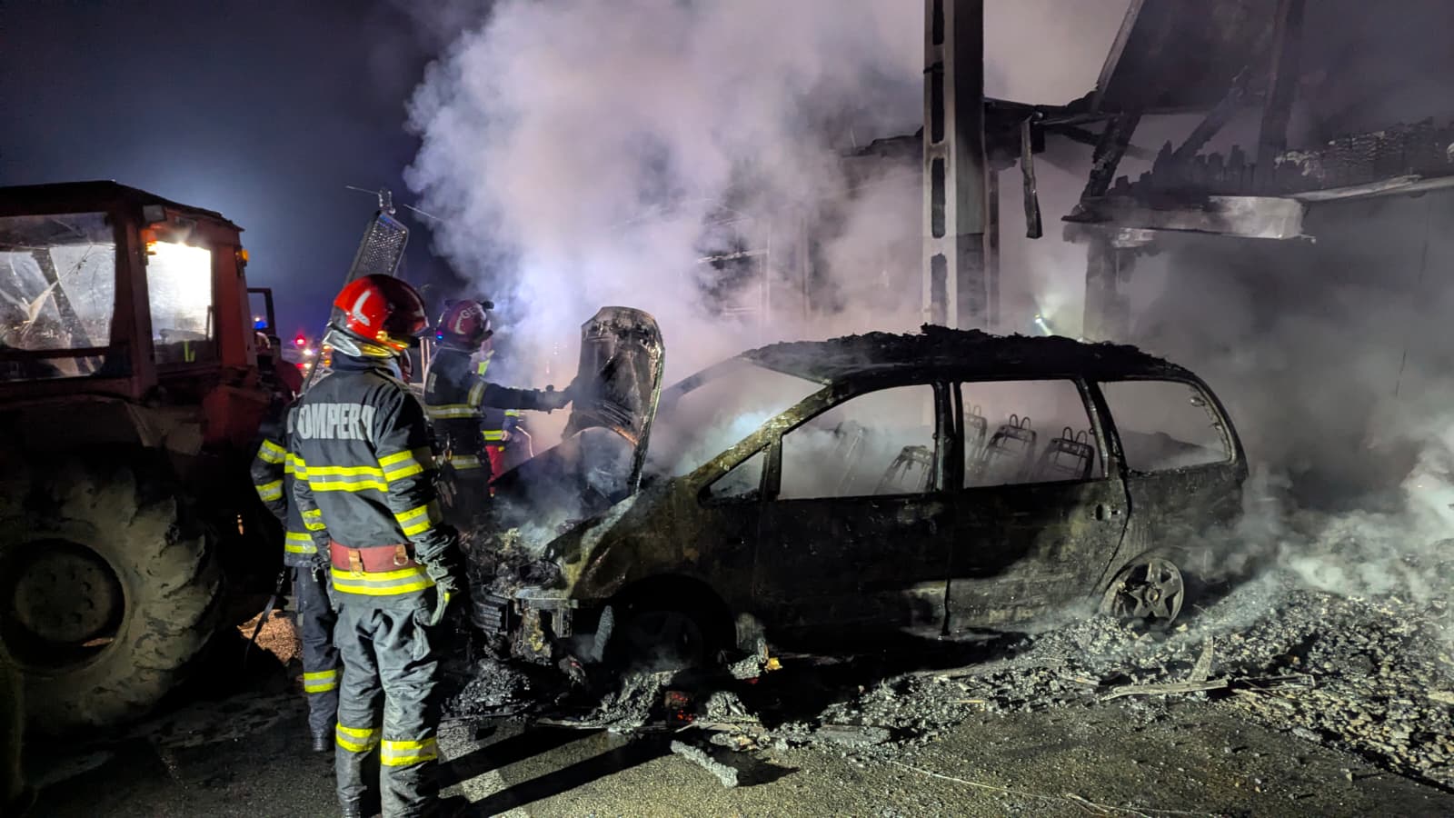 foto un incendiu a distrus o gospodarie din maieru o butelie de gaz a