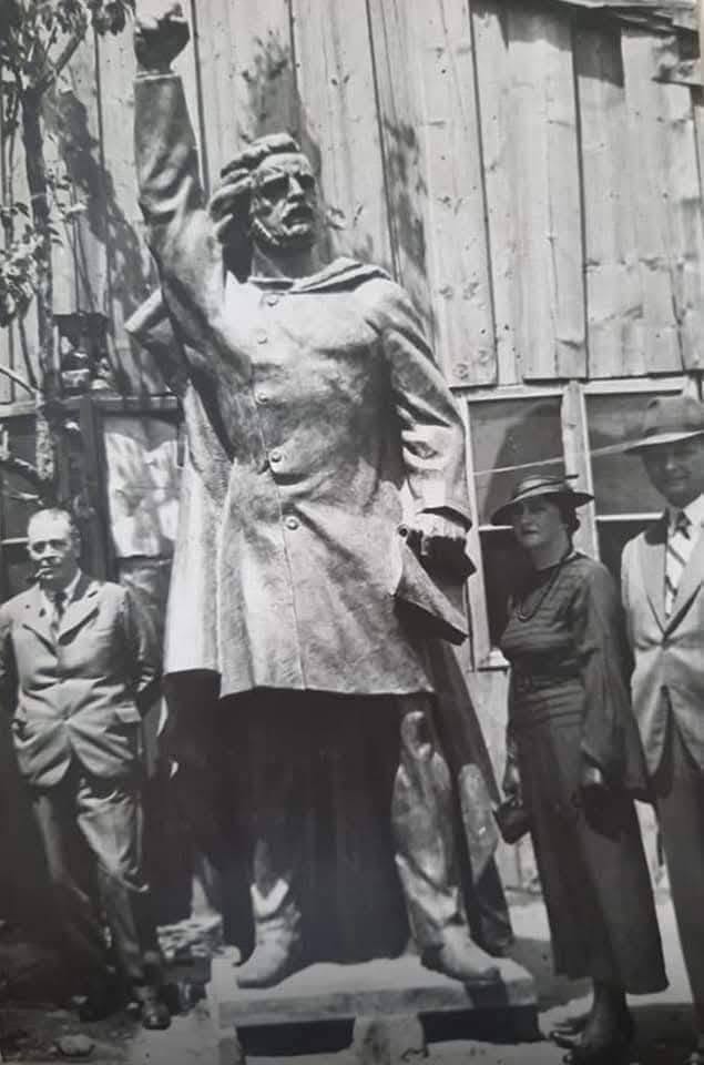 BISTRITA la pas Statuile orasului Astazi despre statuia lui Andrei Muresanu aflata de 80 de ani in Piata Centrala dupa evacuarea fortata la Sibiu
