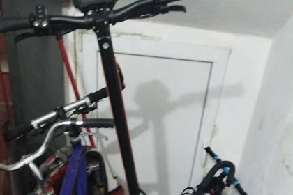 BISTRITA Ia furat trotineta electrica legata de bicicleta ei