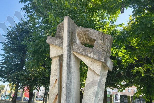 BISTRITA la pas Statui ale orasului Astazi despre Praguri sculptura lui Max Dumitras situata in curtea Spitalului Clinic de Urgenta