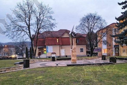 BISTRITA la pas statuile orasului astazi despre Pasarena din fata Policlinicii
