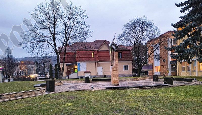 BISTRITA la pas statuile orasului astazi despre Pasarena din fata Policlinicii