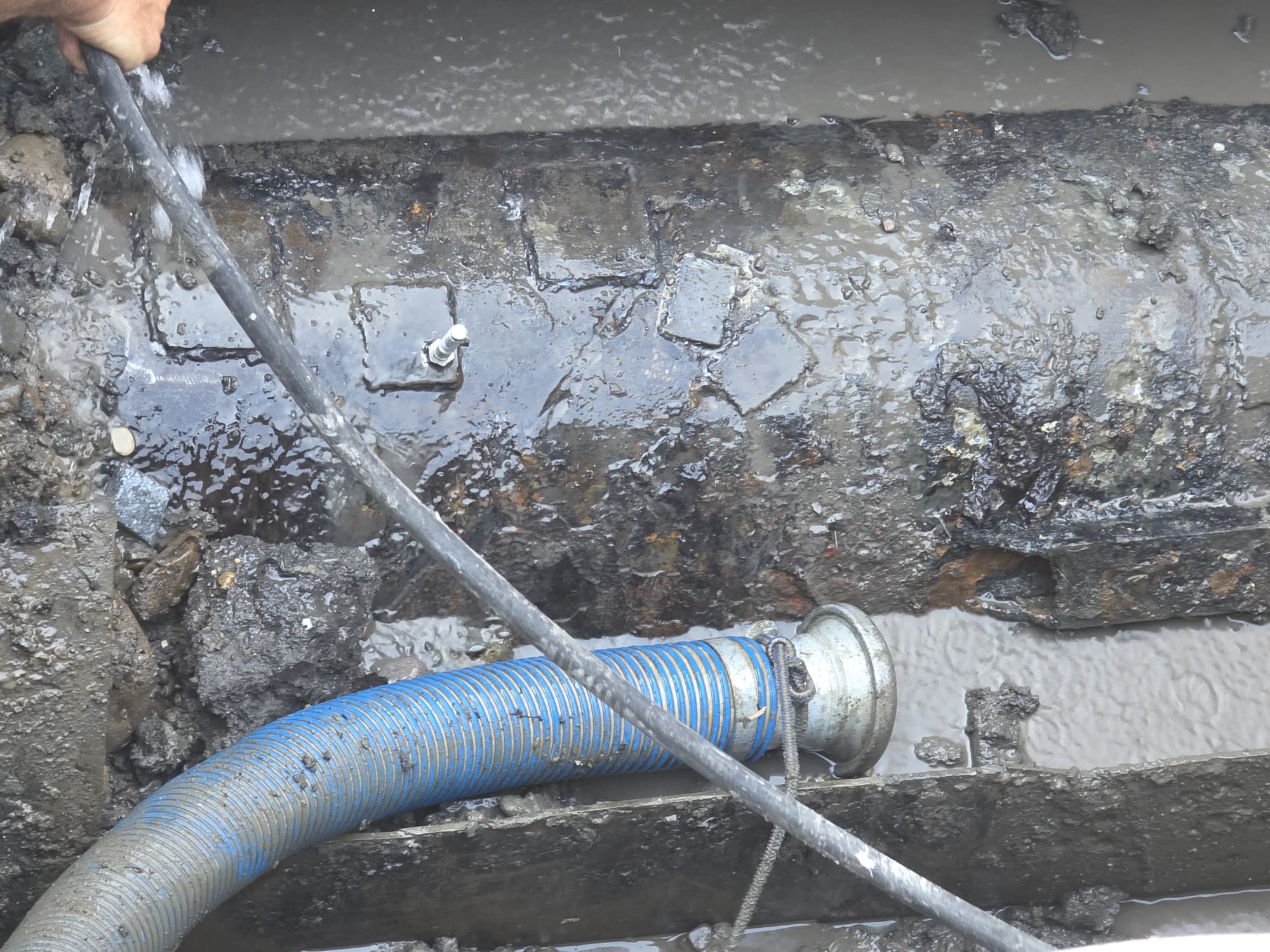 Conducta de apa care serveste intregul oras afectata din cauza lucrarilor de pe strada Industriei Aquabis Conducta are o varsta de peste 40 de ani