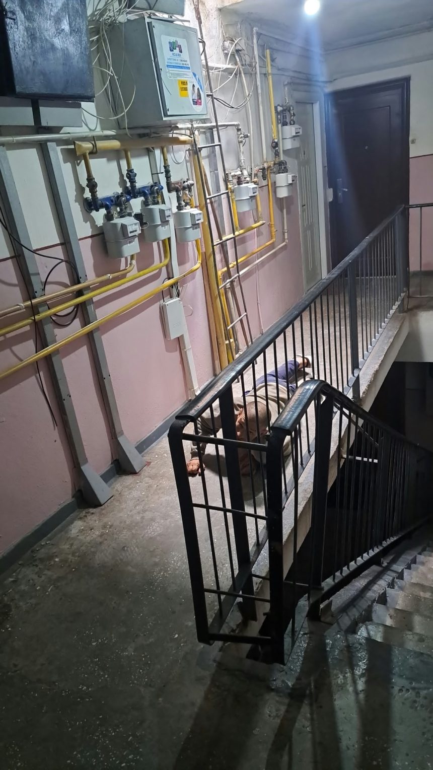 Cum a abordat Direcia Social a Primriei cazul de pe Privighetorilor Un brbat se tra astzi pe casa scrilor
