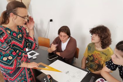 FOTO 11 elevi din Chisinau au invatat alaturi de colegii de la Liceul Corneliu Baba cum se restaureaza corect patrimoniul