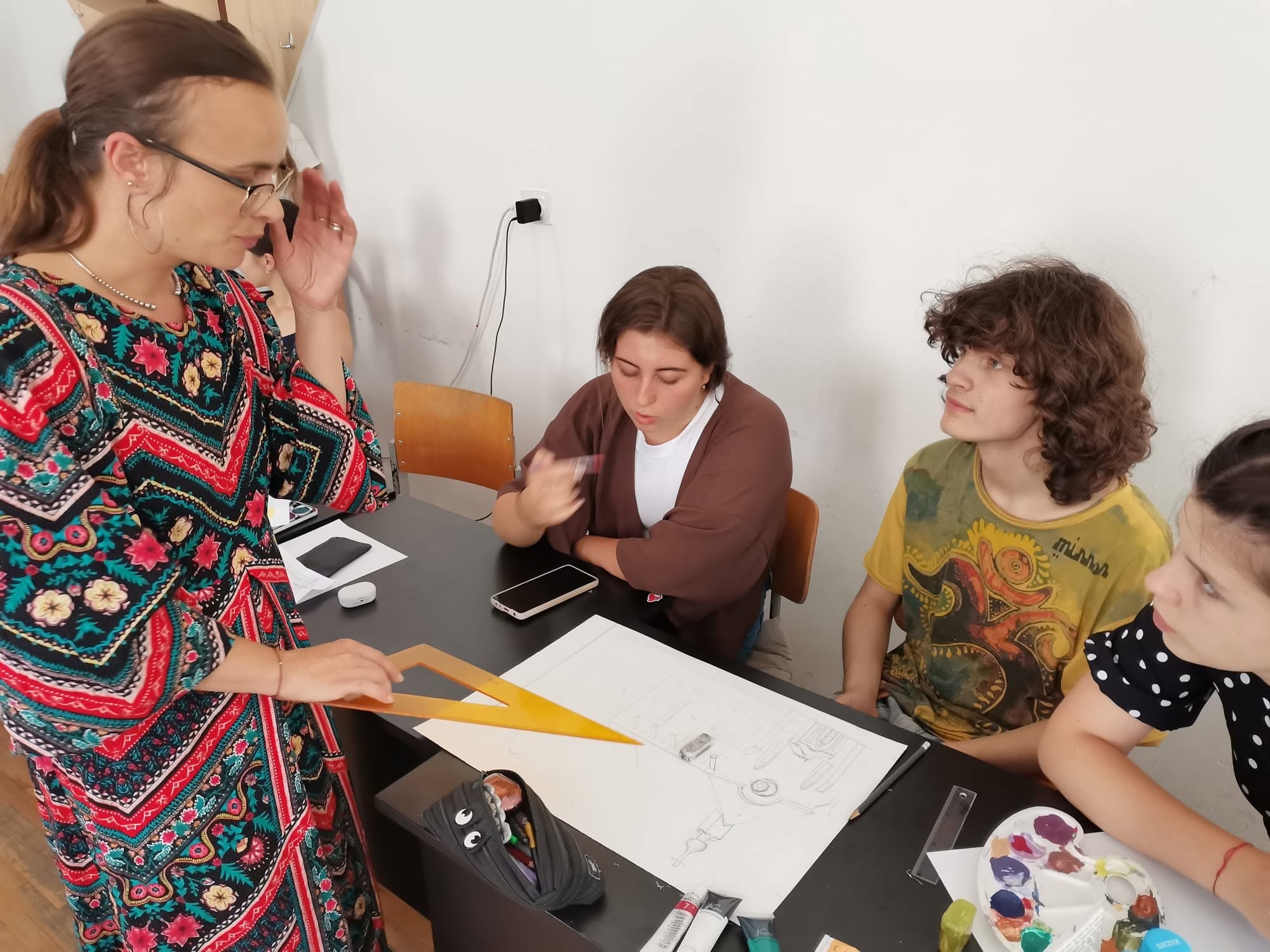 FOTO 11 elevi din Chisinau au invatat alaturi de colegii de la Liceul Corneliu Baba cum se restaureaza corect patrimoniul
