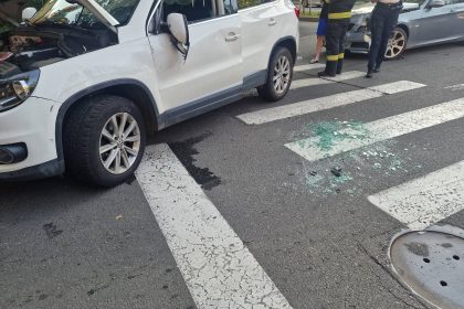 FOTO Accident in sensul giratoriu de la Cap de Bou O masina s a rasturnat pe roti