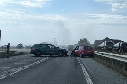FOTO Accident la Collau Trei masini si mai multe persoane implicate