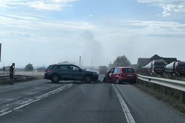 FOTO Accident la Collau Trei masini si mai multe persoane implicate