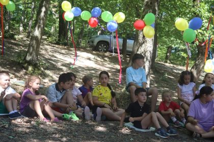 FOTO Bibliobusul pe Valea Bargau O experienta emotionanta cu lecturi jocuri si carti rasfoite in padurea de la Stramba