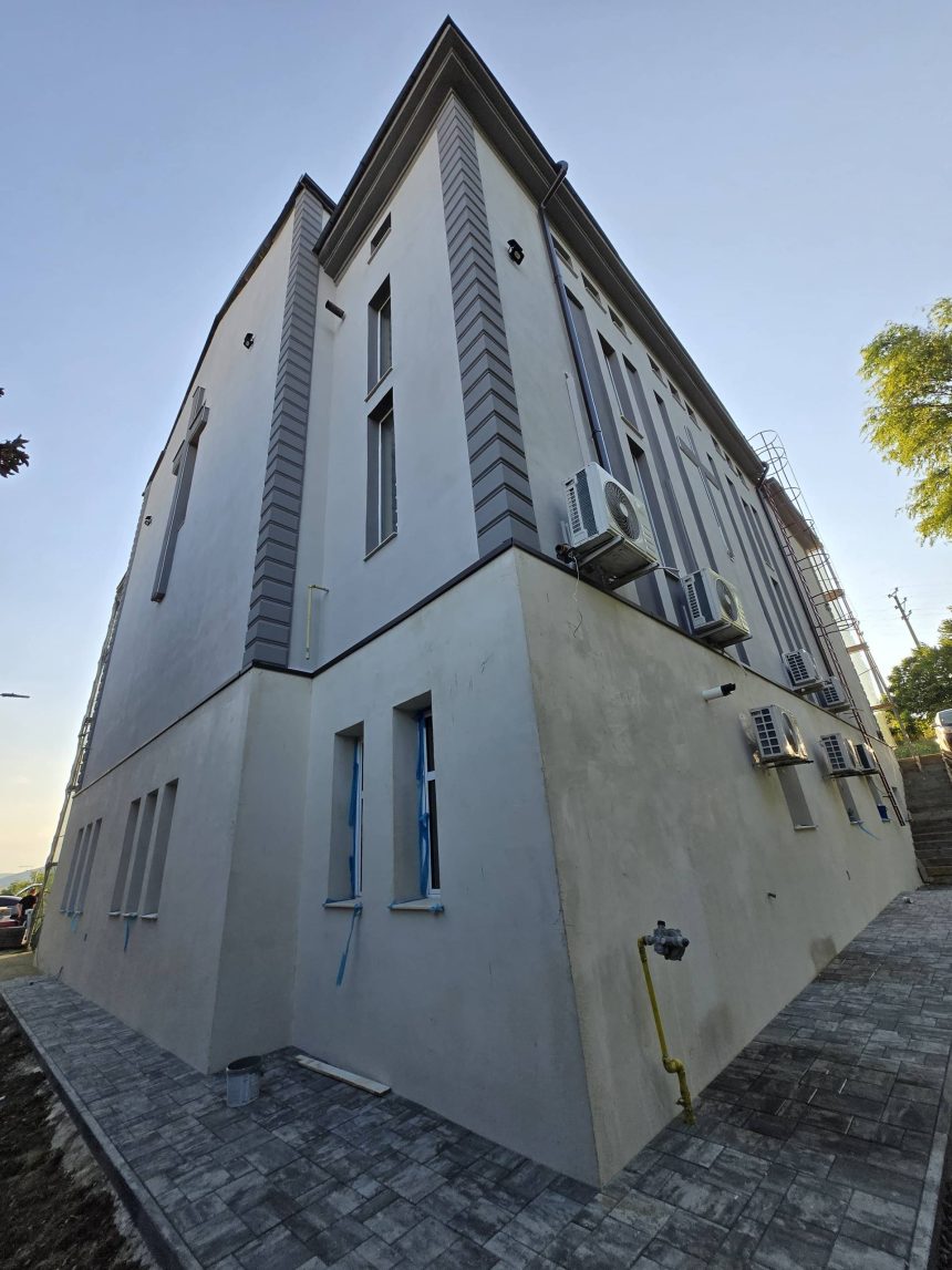 FOTO Capela de pe Tarpului reabilitata si la exterior Adrian Costea administratorul Bistritei Este o lucrare necesara pentru comunitate