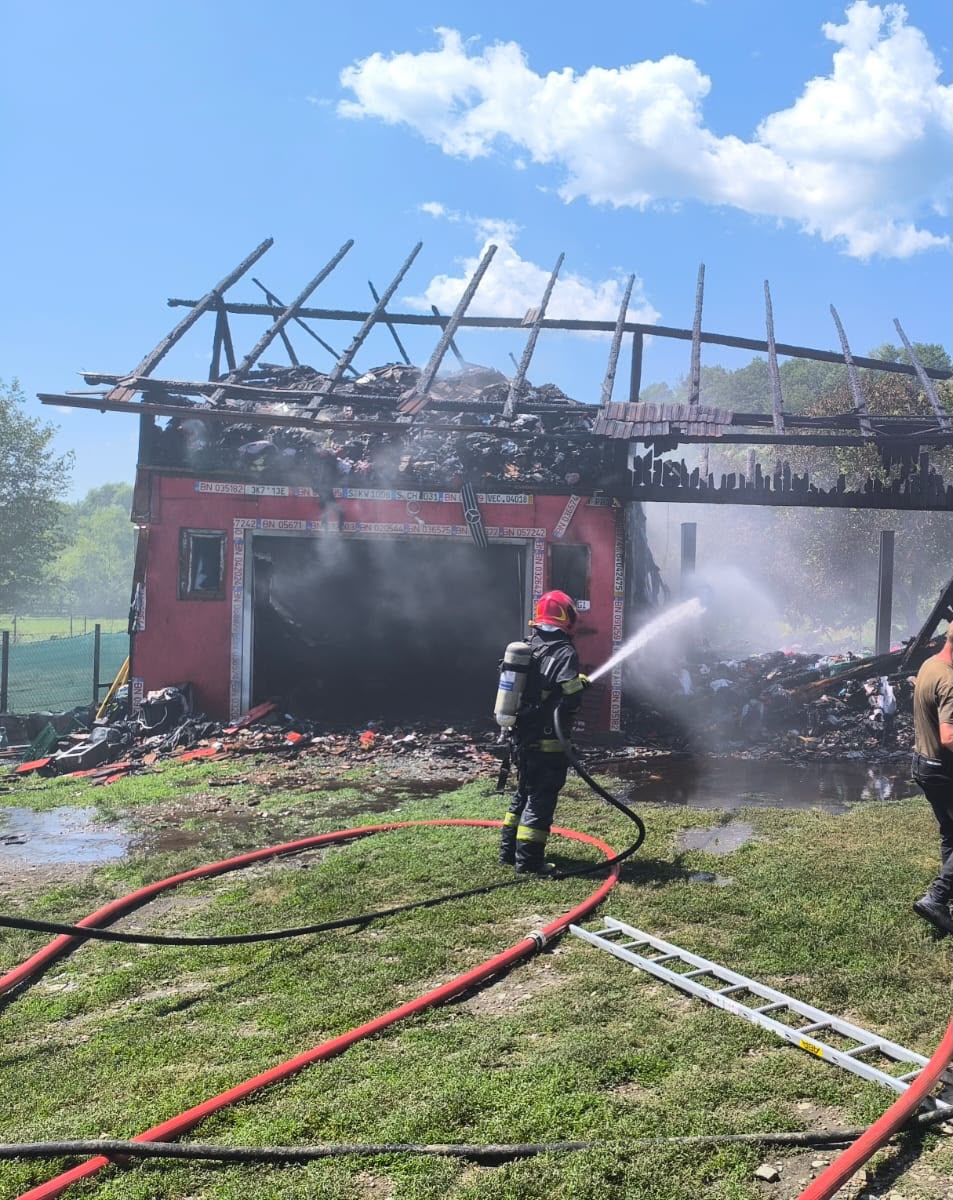 FOTO Incendiu devastator la o gospodarie din Mijlocenii Bargaului